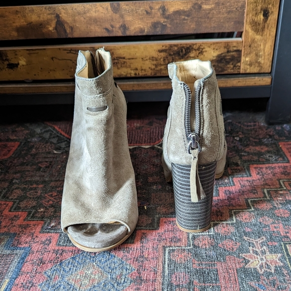 Shoes - Picture 3 of 8